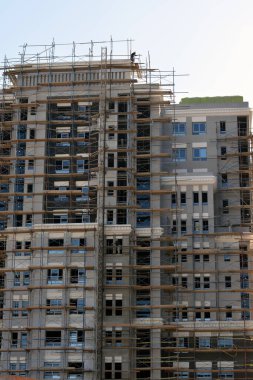 Kahire, Mısır, 12 Şubat 2022: Yeni yüksek katlı modern apartman inşaatı, Yeni Mısır 'da konut geliştirme binaları, gayrimenkul projeleri ve kullanılabilirlik