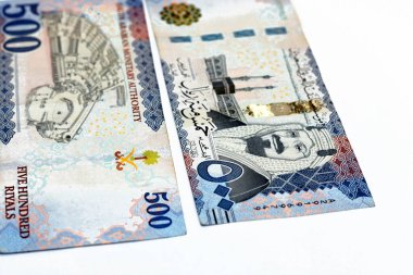500 Suudi riyalinin ters ve ters tarafları Mekke 'de Kabe' de bulunan banknotlar ve Suudi Arabistan 'ın seçici odak noktası olan Kral AbdelAziz Al Suud' un portresi beyaz arka planda izole edilmiş.