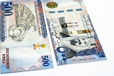 500 Suudi riyalinin ters ve ters tarafları Mekke 'de Kabe' de bulunan banknotlar ve Suudi Arabistan 'ın seçici odak noktası olan Kral AbdelAziz Al Suud' un portresi beyaz arka planda izole edilmiş.