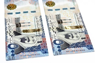 500 Suudi riyalinin gözlemci taraflarında Mekke 'deki Kabe ve Suudi Arabistan' ın seçici odak noktası olan Kral AbdülAziz Al Suud 'un portresi yer alıyor.