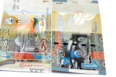  Bir Kuveyt dinarı banknotu 1 KWD Kuveyt Failaka Adası 'ndaki Antik Yunan medeniyetinin birçok etkisinin ve büyük caminin ve beyaz üzerine izole edilmiş bir bateel dhow gemisinin resimlerini içeriyor.