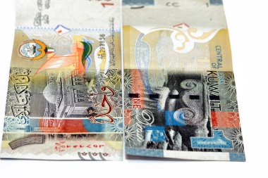  Bir Kuveyt dinarı banknotu 1 KWD Kuveyt Failaka Adası 'ndaki Antik Yunan medeniyetinin birçok etkisinin ve büyük caminin ve beyaz üzerine izole edilmiş bir bateel dhow gemisinin resimlerini içeriyor.