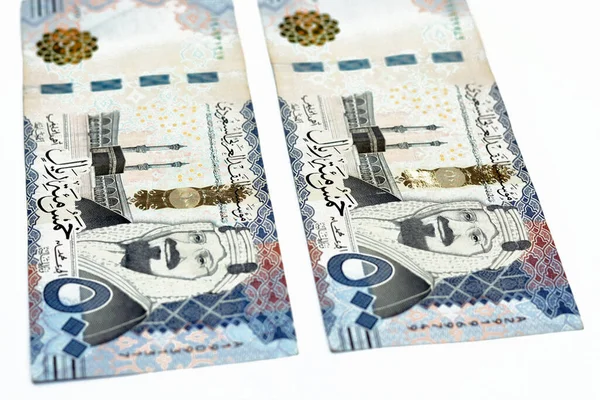 500 500サウジアラビア リヤル紙幣の反対側には メッカのカアバと王アブデルアジズ サウードの肖像画 白い背景に隔離されたサウジアラビア通貨の選択的焦点 — ストック写真