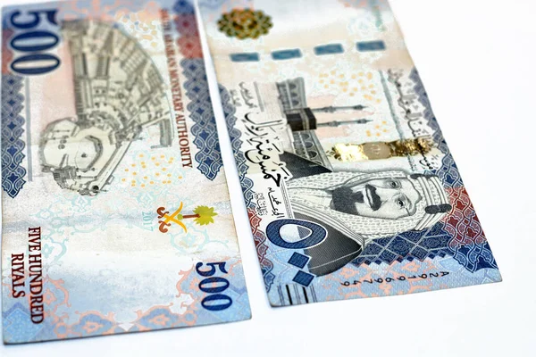 500 Suudi riyalinin ters ve ters tarafları Mekke 'de Kabe' de bulunan banknotlar ve Suudi Arabistan 'ın seçici odak noktası olan Kral AbdelAziz Al Suud' un portresi beyaz arka planda izole edilmiş.