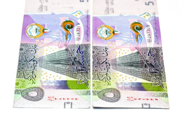与5科威特第纳尔钞票相对应的是5科威特第纳尔钞票 科威特中央银行新总部所在地科威特第纳尔是科威特国的货币 背景为白色 — 图库照片
