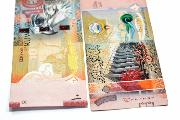 科威特国民议会 Sambuk独木舟 猎鹰和骆驼都穿着萨杜马鞍 科威特第纳尔是科威特国的货币 背景为白色 — 图库照片