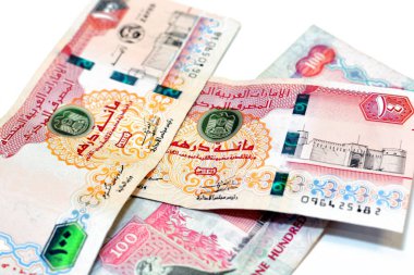 Birleşik Arap Emirlikleri 'nin 100 Dirhem banknotunun, BAE' nin 100 Dirhem banknotunun, Al Fahidi Kalesi 'nin ve BAE' nin kurucusu Şeyh Zayed 'in yüzüncü yılının resmi beyaz üzerine izole edilmiş.