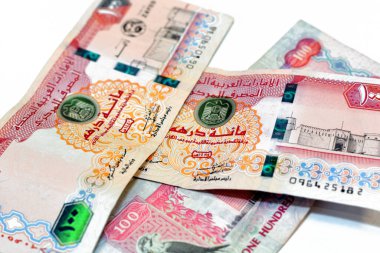 Birleşik Arap Emirlikleri 'nin 100 Dirhem banknotunun, BAE' nin 100 Dirhem banknotunun, Al Fahidi Kalesi 'nin ve BAE' nin kurucusu Şeyh Zayed 'in yüzüncü yılının resmi beyaz üzerine izole edilmiş.