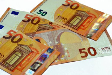 50 Euro banknot koleksiyonu, Rönesans tarzı tasarım mimarisi olan Avrupa Birliği para birimi, Avrupa 'nın seçici odak noktası para beyaz arka planda izole