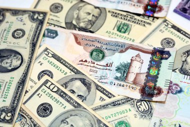 Birleşik Arap Emirlikleri kara para banknotları Amerika Birleşik Devletleri dolar banknotları arka plan, Emirlik Dirhams seçici odaklı ve Amerikan dolar döviz kuru döviz kuru