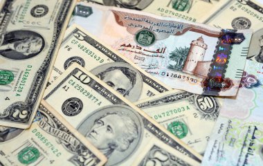 Birleşik Arap Emirlikleri kara para banknotları Amerika Birleşik Devletleri dolar banknotları arka plan, Emirlik Dirhams seçici odaklı ve Amerikan dolar döviz kuru döviz kuru