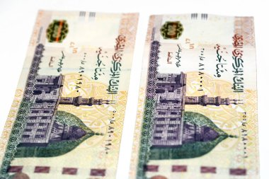 200 LE 200 Mısırlı banknot, ters tarafta Qani-Bay Kahire camiinin görüntüsü var, beyaz arka planda izole edilmiş, Arapça metnin tercümesi (Mısır merkez bankası, 200 pound))