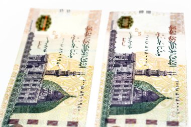 200 LE 200 Mısırlı banknot, ters tarafta Qani-Bay Kahire camiinin görüntüsü var, beyaz arka planda izole edilmiş, Arapça metnin tercümesi (Mısır merkez bankası, 200 pound))