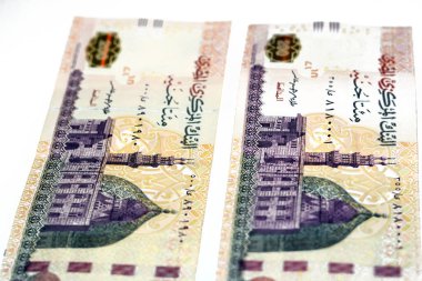 200 LE 200 Mısırlı banknot, ters tarafta Qani-Bay Kahire camiinin görüntüsü var, beyaz arka planda izole edilmiş, Arapça metnin tercümesi (Mısır merkez bankası, 200 pound))