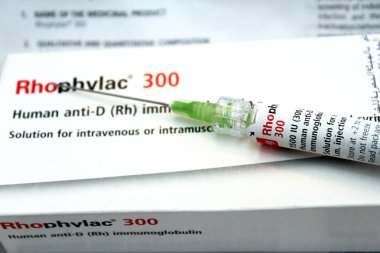 Rh (D) negatif kadınlarda Rh (D) aşılanmasının önlenmesi ve profilaksinin önlenmesi için insan anti-D (Rh) immünoglobülin Rhophylac 300 g mikrogram 1500 IU