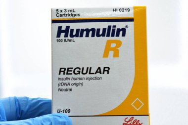 Kahire, Mısır, 2 Ocak 2022, Humulin R insan insülin rDNA 100 IU çözeltisi deri altı veya damar içi enjeksiyon için diyabetik hastalarda kullanılan kartuş, düzenli insülin (insan rekombinant))