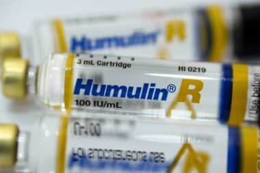 Kahire, Mısır, 2 Ocak 2022, Humulin R insan insülin rDNA 100 IU çözeltisi deri altı veya damar içi enjeksiyon için diyabetik hastalarda kullanılan kartuş, düzenli insülin (insan rekombinant))
