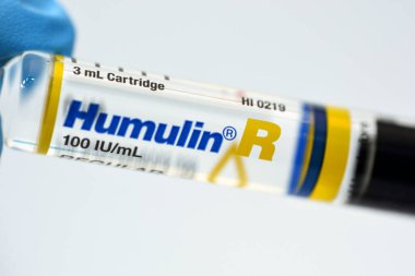Kahire, Mısır, 2 Ocak 2022, Humulin R insan insülin rDNA 100 IU çözeltisi deri altı veya damar içi enjeksiyon için diyabetik hastalarda kullanılan kartuş, düzenli insülin (insan rekombinant))