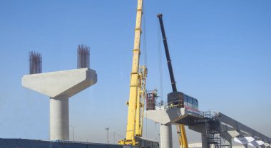 Kahire, Mısır, 3 Kasım 2021: Kahire 'deki raylı aracın kaldırılması ve montajının seçici odak noktası trenin önünde üzerinde Mısır bayrağı bulunan bir vinç.