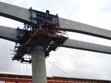 Raylar Mısır 'ın Kahire' deki çelik ve beton sütunlarına bağlanmış durumda. Mısır 'ın tek raylı tren hattının raylarını yüklüyorlar.
