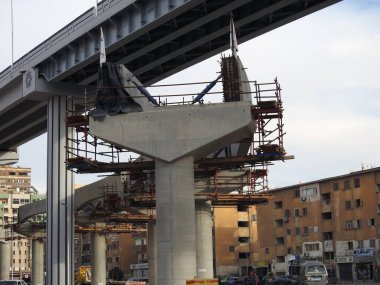Mısır 'ın demiryolu rayları olmayan bir şantiyesinde, Kahire' nin tek raylı demiryolu sistemindeki çelik ve beton dairesel kolonlardan oluşan bir çiğ.