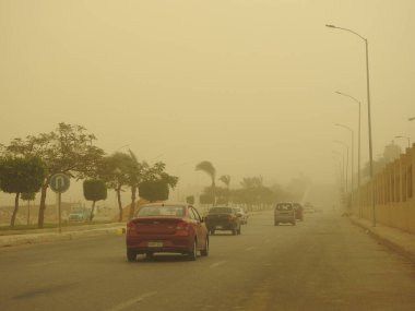 Giza, Mısır, 8 Aralık 2021: Kum fırtınası sırasında Mısır 'a vuran rüzgar hızı ve görüş seviyesinin düşüşü sırasında bulanık bir görüntü, Mısır kum fırtınasına ve sıcaklık düşüşüne tanıklık ediyor
