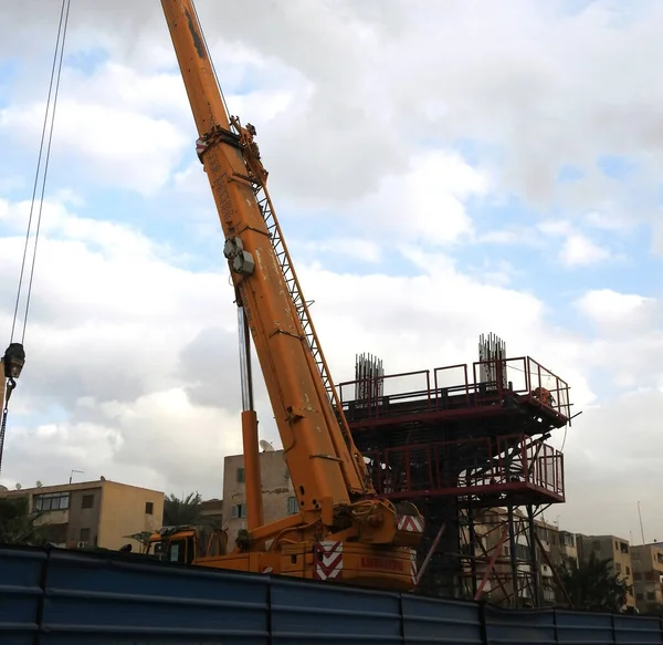 Staveniště Egyptské Jednokolejky Ocelovými Betonovými Kruhovými Sloupy Lešení Jeřábem Dvouřádková — Stock fotografie