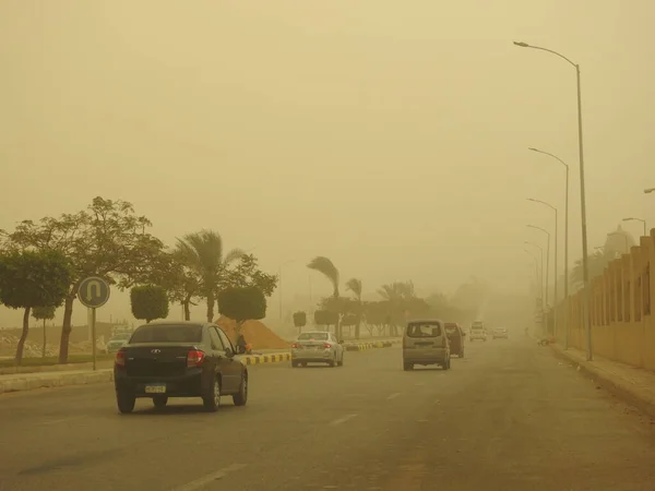 2021年12月8日 埃及吉萨 随着风速的增加和能见度的降低 沙尘暴袭击埃及时的景象模糊不清 埃及的沙尘暴和气温下降 — 图库照片