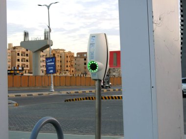 Giza, Mısır, 14 Ocak 2022: Mısır 'daki EV şarj istasyonu EV otomobil veya elektrikli araç, çevre dostu alternatif sürdürülebilir enerji konsepti, EV elektrik motorlarının bataryası için temiz enerji