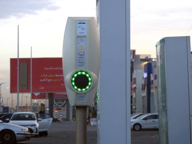 Giza, Mısır, 14 Ocak 2022: Mısır 'daki EV şarj istasyonu EV otomobil veya elektrikli araç, çevre dostu alternatif sürdürülebilir enerji konsepti, EV elektrik motorlarının bataryası için temiz enerji