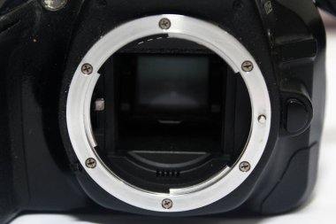 Ayna ve kamera sensörünü gösteren gövde kapağı olmayan bir DSR dijital kamerasının ön görüntüsüne seçici bir odak, iç kısımları gösteren eski bir dslr dijital fotoğrafçılık ve video kamera çözülmüş