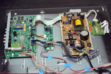 Kahire, Mısır, 7 Şubat 2022: LED TV televizyon ana ekranının içi kablolar, trafolar, direniş, IC ve kondansatörler, elektronik devreler içeren anakartların onarılması