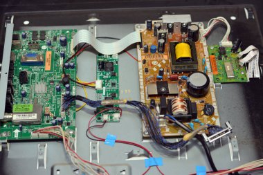 Kahire, Mısır, 7 Şubat 2022: LED TV televizyon ana ekranının içi kablolar, trafolar, direniş, IC ve kondansatörler, elektronik devreler içeren anakartların onarılması