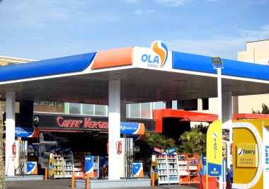 Kahire, Mısır, 12 Kasım 2021: OLA Enerji gaz ve petrol istasyonunun seçici odak noktası önceden Oilibya benzin istasyonu mavi bulutlu gökyüzü, OLA enerji grubunun bir benzin istasyonu ve içinde bir kafe