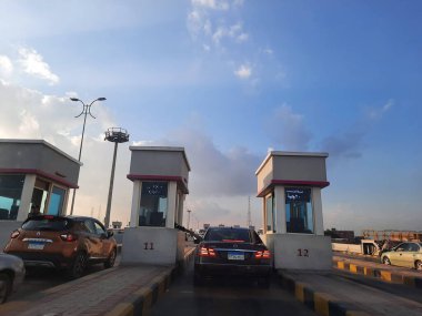 Kahire, Mısır, 24 Aralık 2021: Rod El Farag eksen köprüsünün ücret istasyonu kapıları, Kahire 'den geçen Nil Nehri üzerinde kablo destekli köprü, Guinness' in en geniş kablo destekli köprüsü.