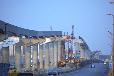  Kahire, Mısır, 5 Kasım 2021: Şu anda yapım aşamasında olan, insanların taşımacılığı için yükseltilmiş demiryolu üzerindeki iki hatlı tek raylı bir demiryolu olan Kahire Monorail 'in şantiyesi.     