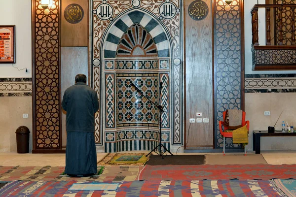Caire Égypte Février 2022 Musulman Religieux Priant Dans Une Mosquée — Photo