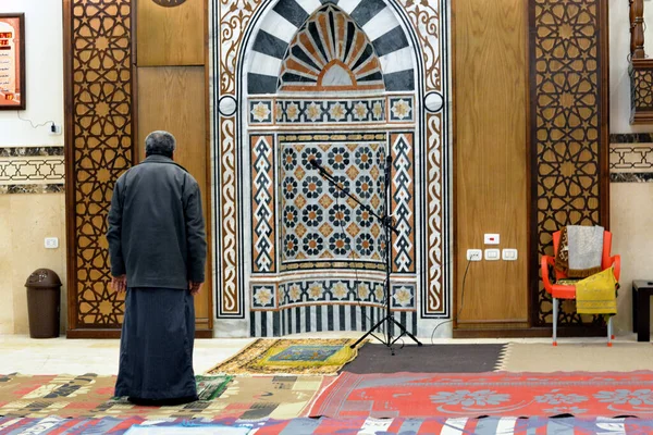 Cairo Egypte Februari 2022 Een Religieuze Moslim Bidt Een Moskee — Stockfoto