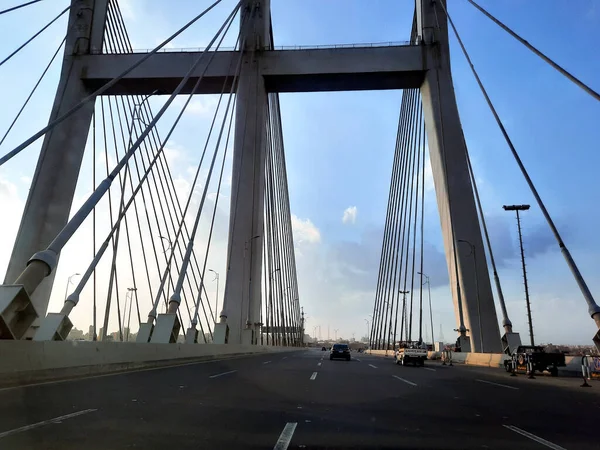 カイロ エジプト 2021年12月24日 ナイル川を渡るケーブルステイの橋であるロッド ファラグの軸橋カイロは ギネス世界記録67 3メートルの最も広いケーブルステイの橋です — ストック写真