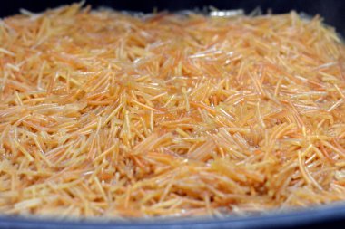 Browned in Butter tatlı Mısırlı vermicelli yemek kabında su ve şekerle pişiriliyor. Geç öğle ve erken akşam yemeğinde geleneksel Mısır tatlıları
