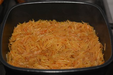 Browned in Butter tatlı Mısırlı vermicelli yemek kabında su ve şekerle pişiriliyor. Geç öğle ve erken akşam yemeğinde geleneksel Mısır tatlıları
