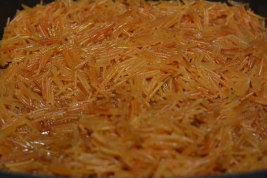 Browned in Butter tatlı Mısırlı vermicelli yemek kabında su ve şekerle pişiriliyor. Geç öğle ve erken akşam yemeğinde geleneksel Mısır tatlıları