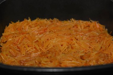 Browned in Butter tatlı Mısırlı vermicelli yemek kabında su ve şekerle pişiriliyor. Geç öğle ve erken akşam yemeğinde geleneksel Mısır tatlıları