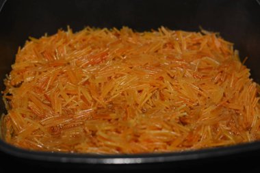 Browned in Butter tatlı Mısırlı vermicelli yemek kabında su ve şekerle pişiriliyor. Geç öğle ve erken akşam yemeğinde geleneksel Mısır tatlıları