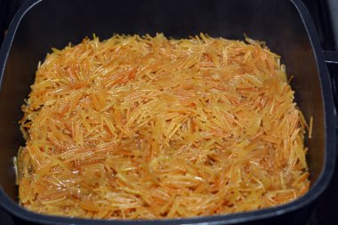 Browned in Butter tatlı Mısırlı vermicelli yemek kabında su ve şekerle pişiriliyor. Geç öğle ve erken akşam yemeğinde geleneksel Mısır tatlıları