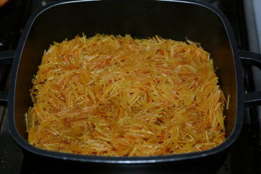 Browned in Butter tatlı Mısırlı vermicelli yemek kabında su ve şekerle pişiriliyor. Geç öğle ve erken akşam yemeğinde geleneksel Mısır tatlıları