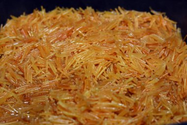 Browned in Butter tatlı Mısırlı vermicelli yemek kabında su ve şekerle pişiriliyor. Geç öğle ve erken akşam yemeğinde geleneksel Mısır tatlıları