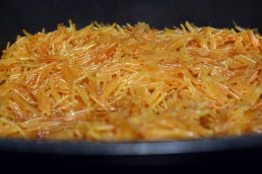 Browned in Butter tatlı Mısırlı vermicelli yemek kabında su ve şekerle pişiriliyor. Geç öğle ve erken akşam yemeğinde geleneksel Mısır tatlıları