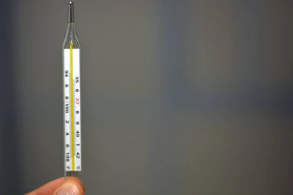 Sıcaklığı Ölçmek Için Koltuk Altı Cıvası Tutan Tıbbi Personel — Stok fotoğraf
