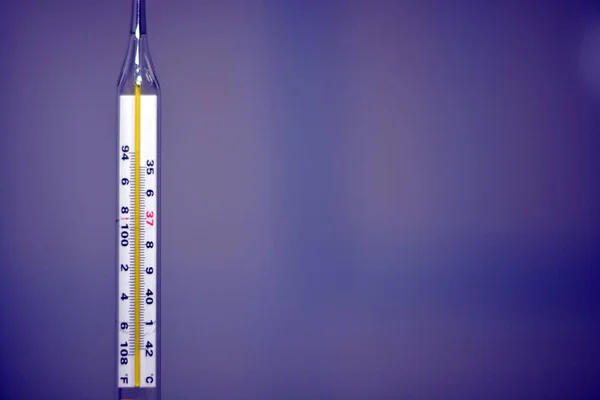 Medizinisches Personal Mit Einem Quecksilber Thermometer Der Achselhöhle — Stockfoto
